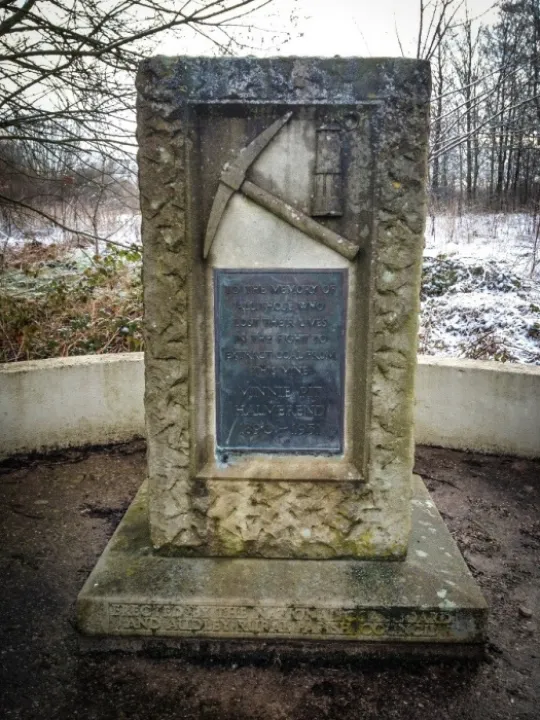Minnie Pit Memorial