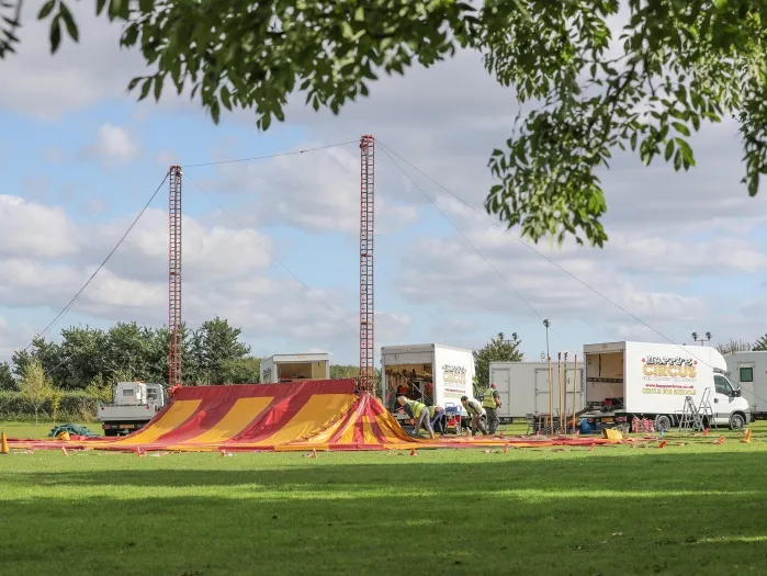 Happy's Circus 01