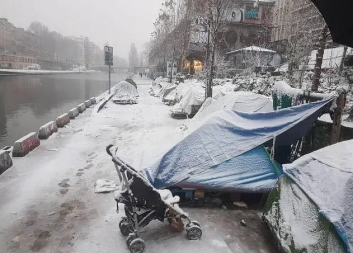 refugees_paris_snow