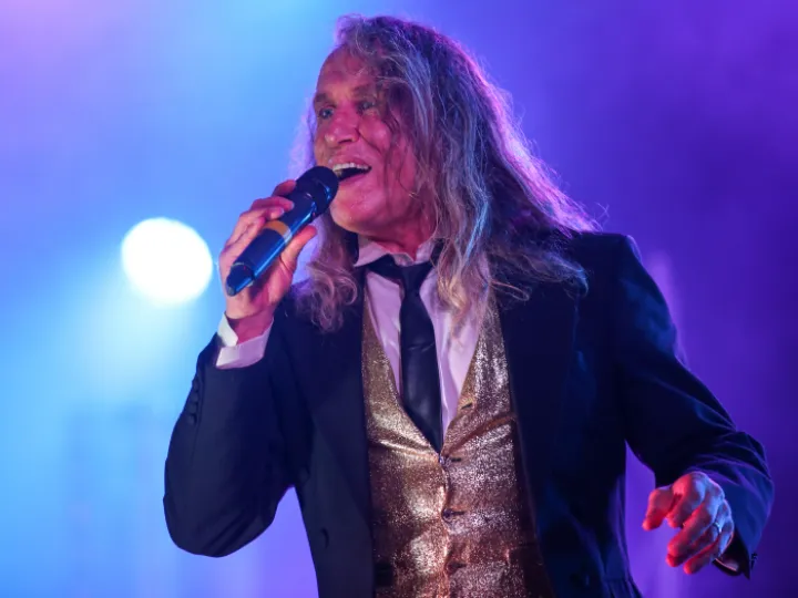 Michael King From 39 calling Planet Earth 39 Sings