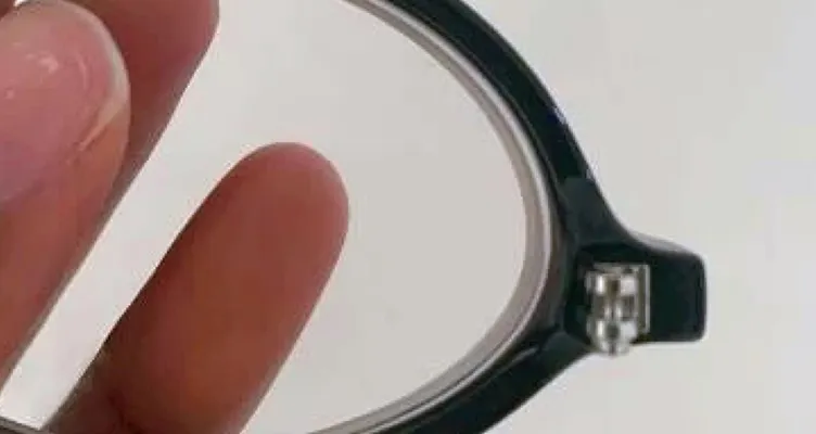 Broken hinge on eyewear