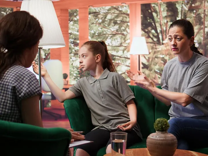 Troubled teen suffers from loss of contact and disorientatio