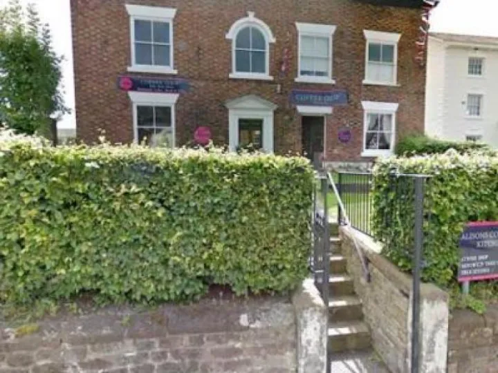 alisons-country-kitchen-exterior-768x563-Q331983