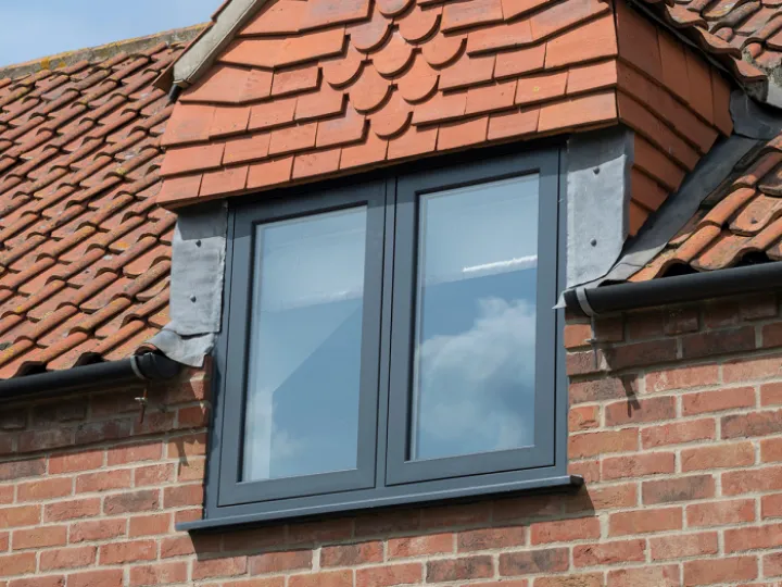 Flush casement roof window