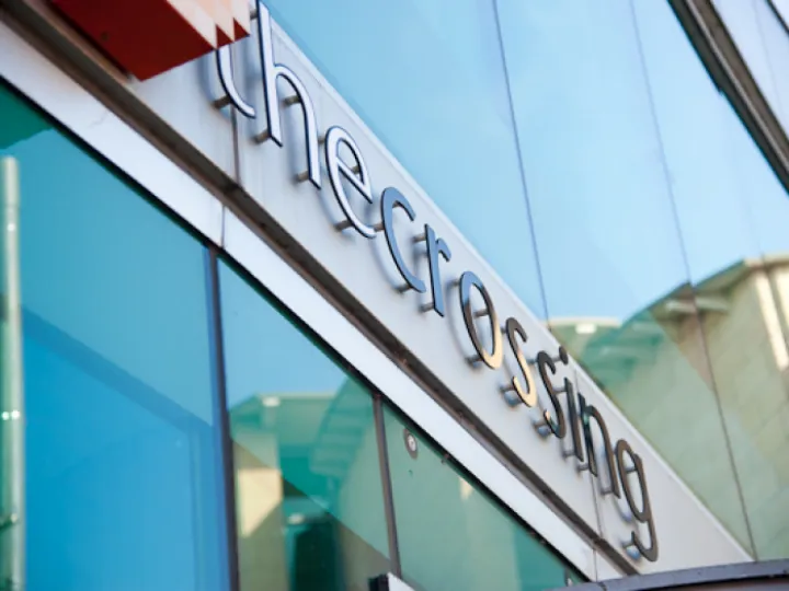 Front   The crossing sign (2)