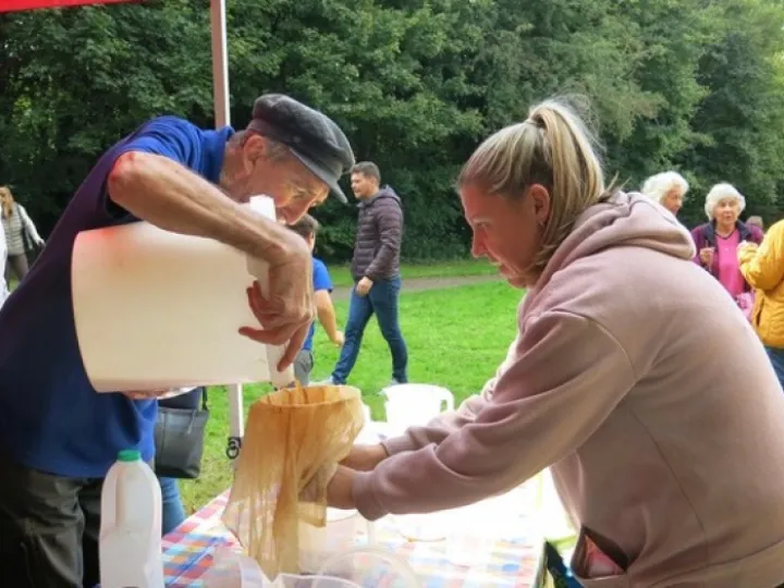 Apple Pressing &ndash; Straining the juice