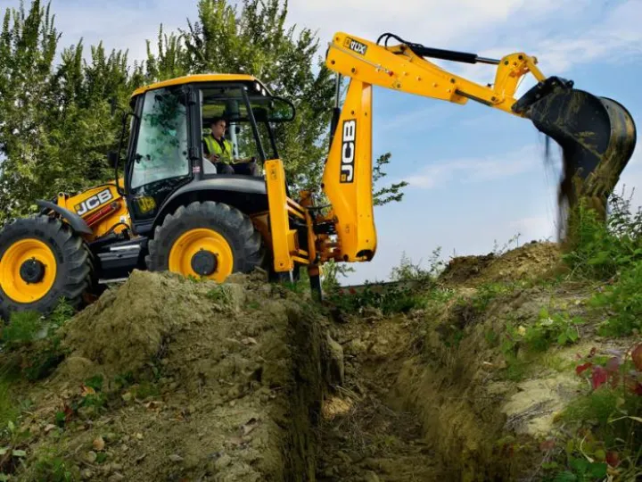 JCB 4CX digging ditch