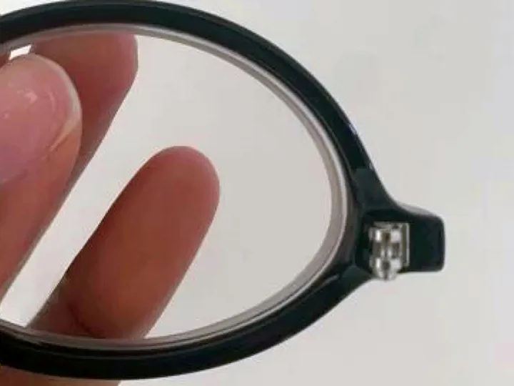 Broken hinge on eyewear