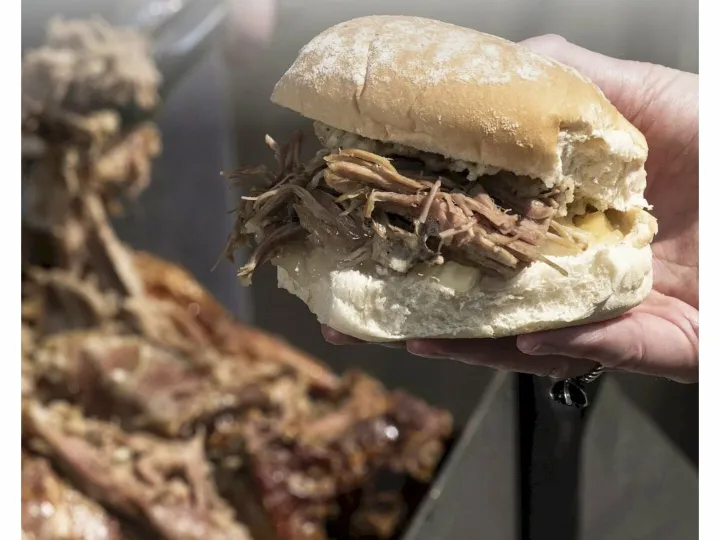 The Travelling Pig &ndash; Hog Roast