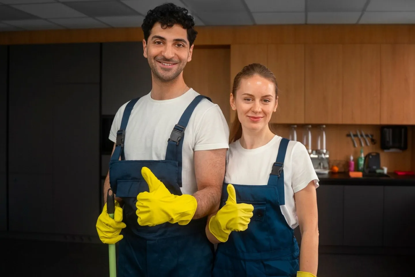 Two friendly BeFresh cleaners giving a thumbs up