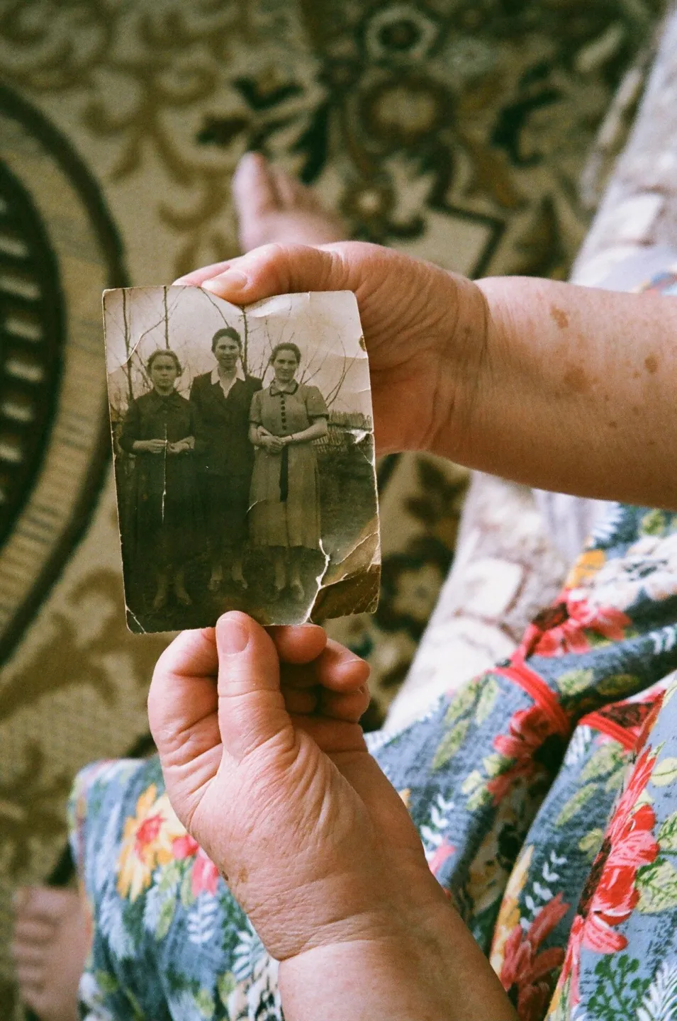 Old-Family-Photograph-in-Hands