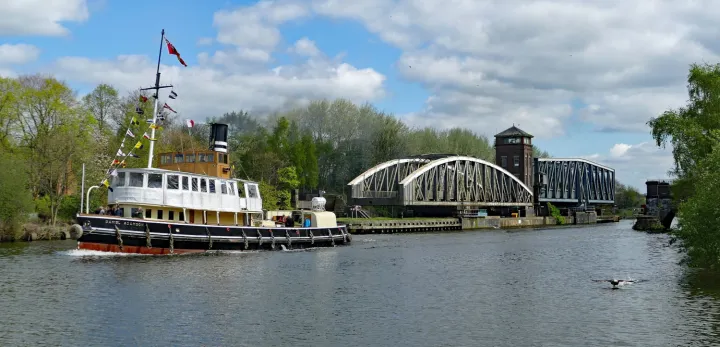 H51 &ndash; Steamer_daniel_adamson_having_just_passed_the_barton_road_swing_bridge_and_barton_aqueduct