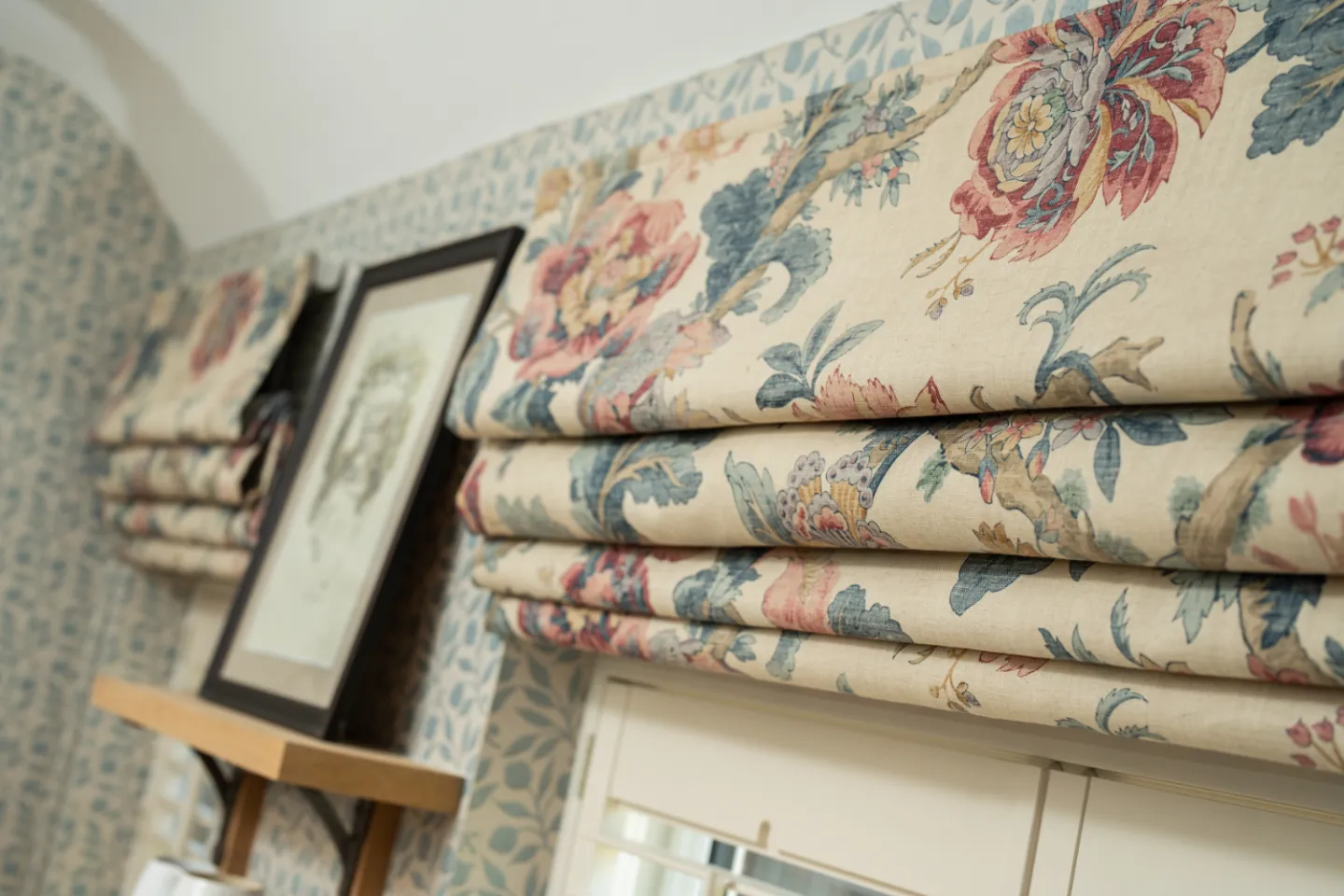 Roman blinds with flower pattern