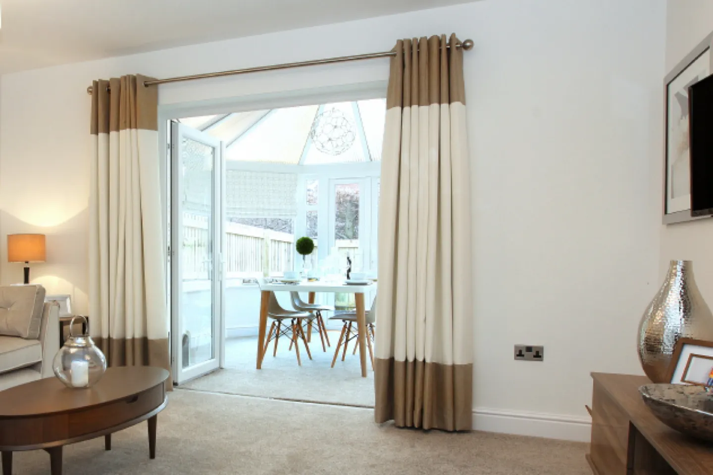 Eyelet curtains with dining table