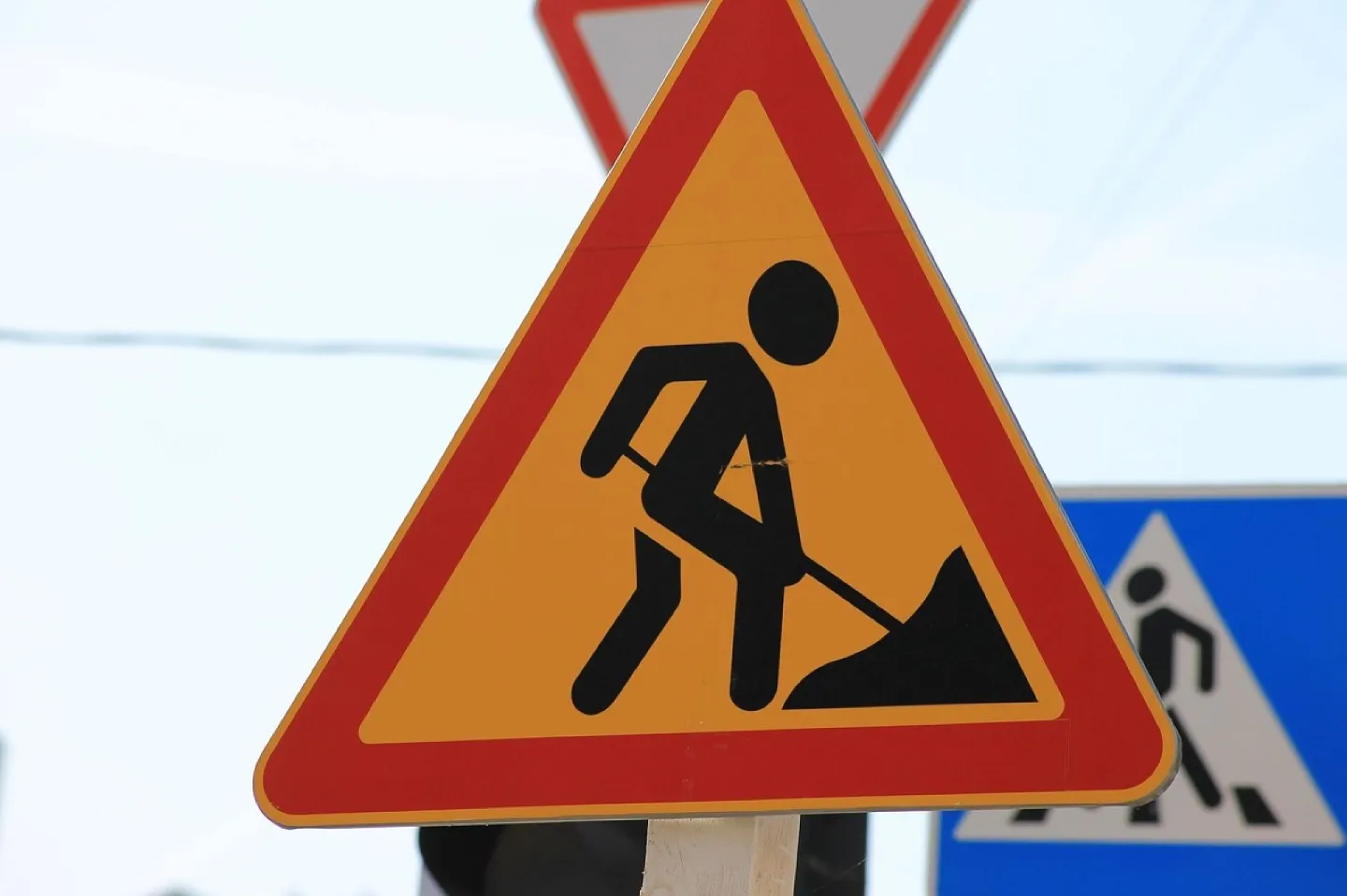 Road sign, men at work, pointer, attention, a warning, building, road, worker