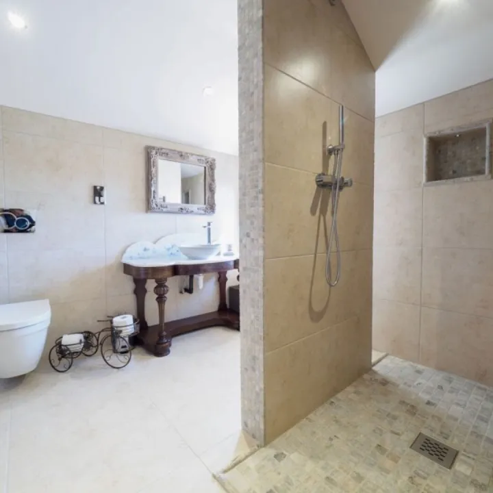 The en suite wet room to bedroom one at Otters Retreat