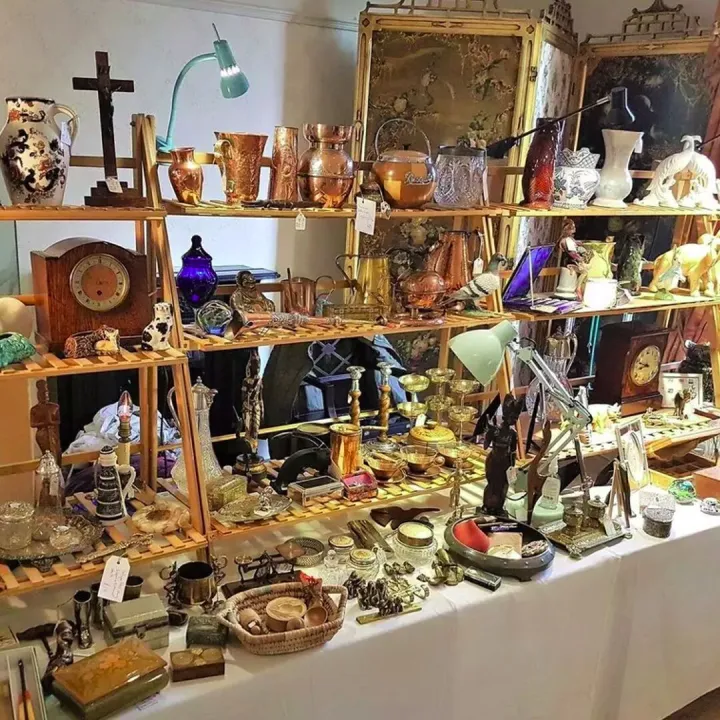 Antiques & Collectors 01