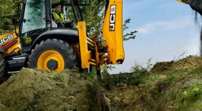 JCB 4CX digging ditch