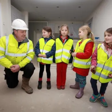 Redrow Site Manager Wayne Williams showing Phoebe Tomlinson, Elizabeth Lord, Aimee Williams and Nia Manson from Tattenhall Rainbows around Redrow's Meadow Brook development. credit:  leeboswellphotography.com