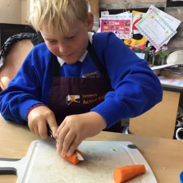 Y4 DT cutting veg 2