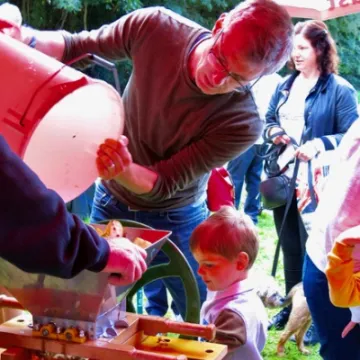 Apple Pressing &ndash; watching carefully