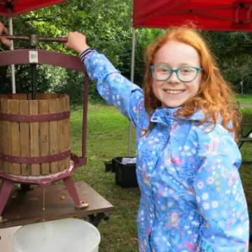 Apple Pressing &ndash; A Happy Helper