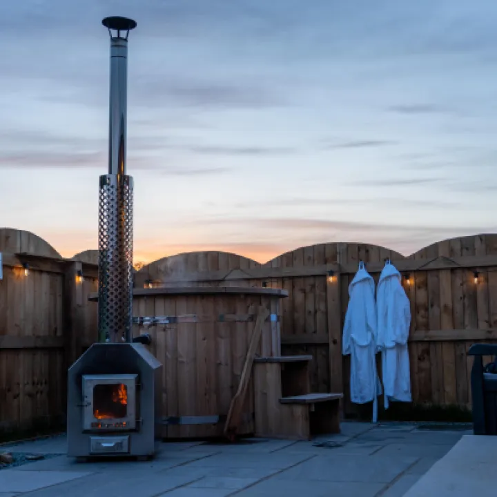 Overwater Luxury Glamping Hodnet Hot Tub 4