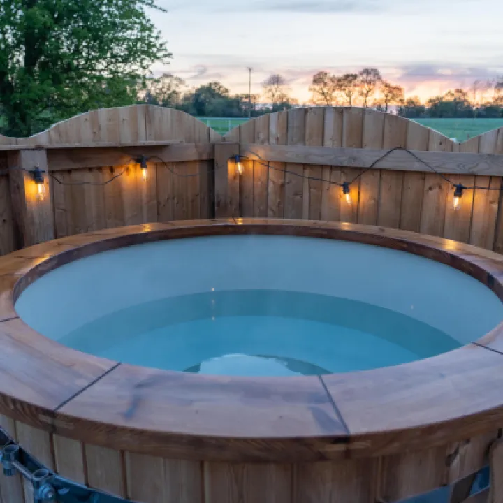 Overwater Luxury Glamping Hodnet Hot Tub 6