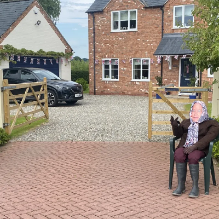 Jubilee Queen waving in OscroftJPG