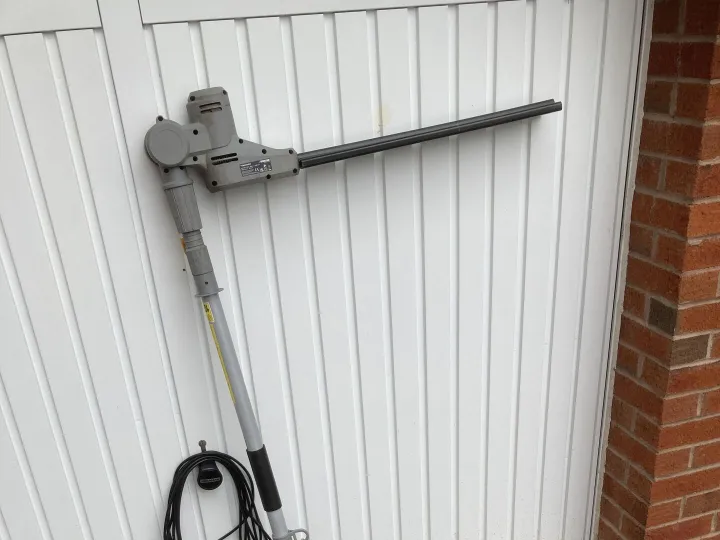 Items for sale
– Heavy duty hedge trimmer £40