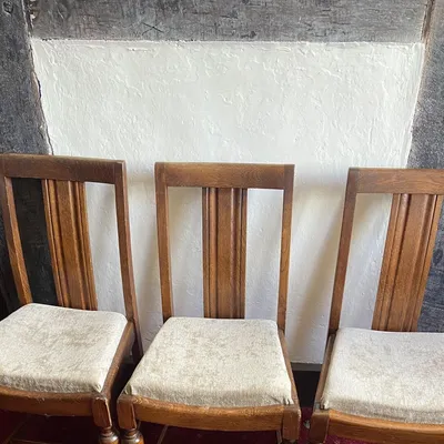 Items for sale
– Oak Dining Chairs early 20th Century 220