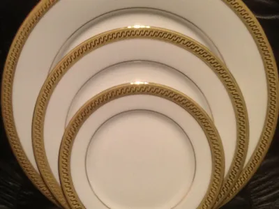 Items for sale
– 8 Place Setting Playes £20