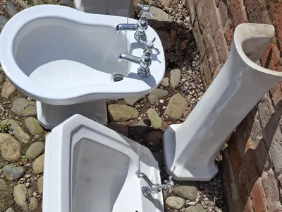 Items free to a good home! &ndash; Bidet and Pedestal basin n/r