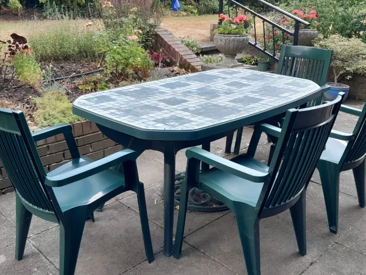 Items free to a good home! – Green garden table and 4 chairs. Collect from Audlem n/r