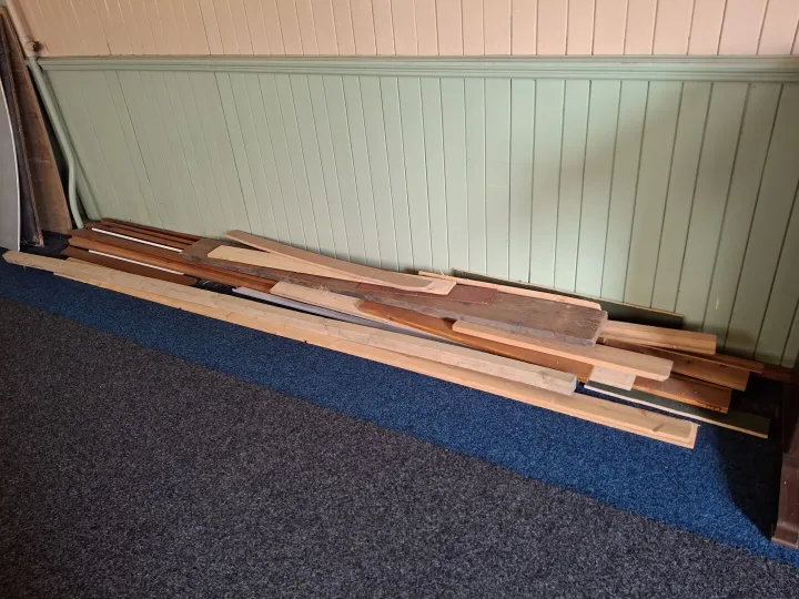 Wood of various lengths up to approx. 2.5 metres