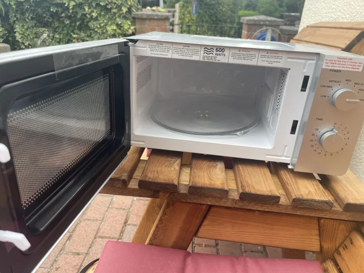 Items for sale
– Microwave 600 watt £25