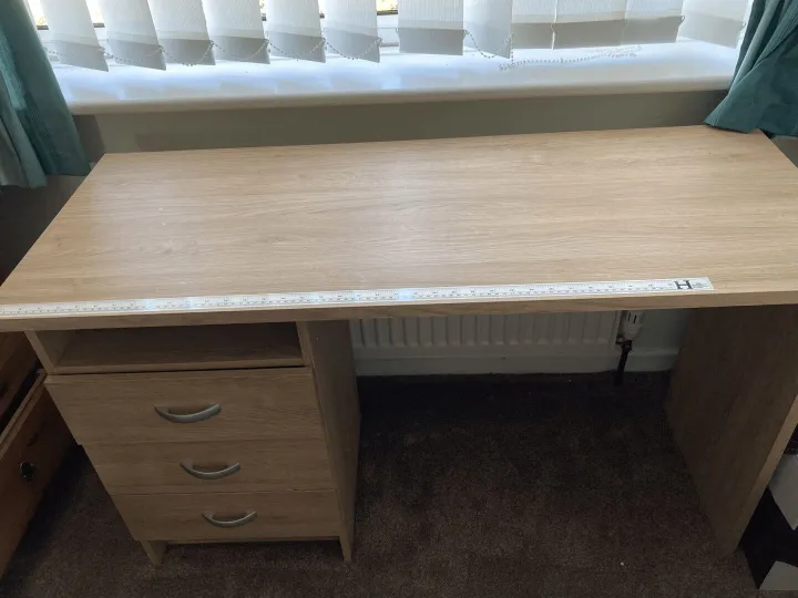 Items for sale
– Desk £6