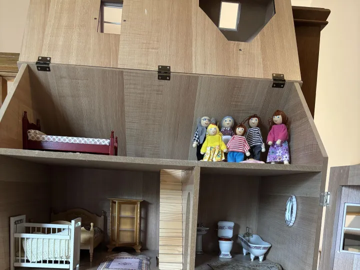Items for sale &ndash; dolls house &pound;25