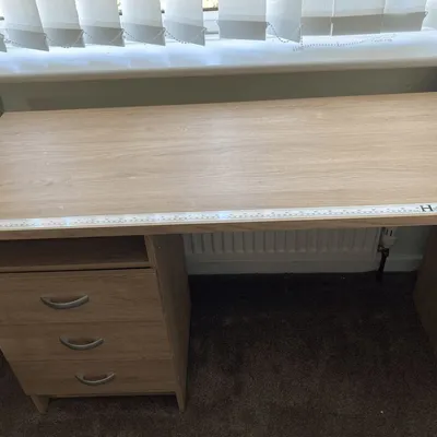 Items free to a good home! – Desk n/r