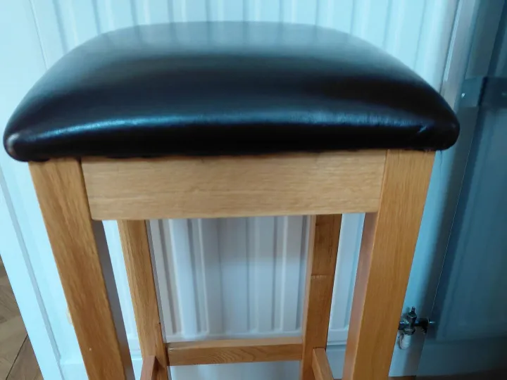 Items for sale
– Solid oak bar stool with padded seat £20 ono