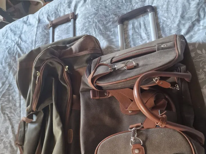 Items for sale
– 2 matched large suitcases £10