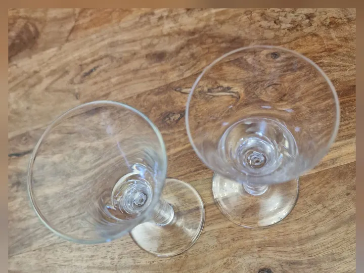 Items for sale
– 2 Boxed unused 'Jacobite' glasses with airtwist stems £20 for the 2