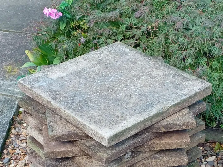 Items for sale
– 15, 45cm x 45cm Light Paving Slabs £5