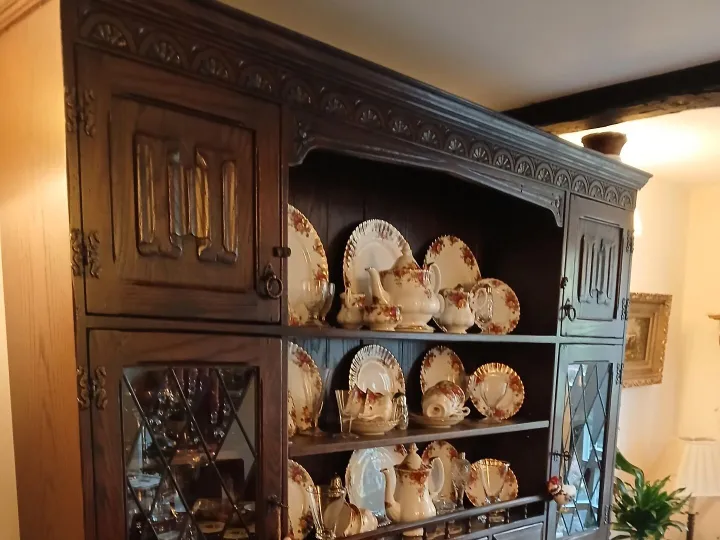 Items for sale
– Jaycee Oak Dresser £100