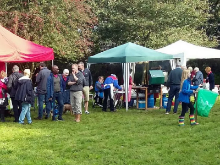 Apple Pressing Crowds