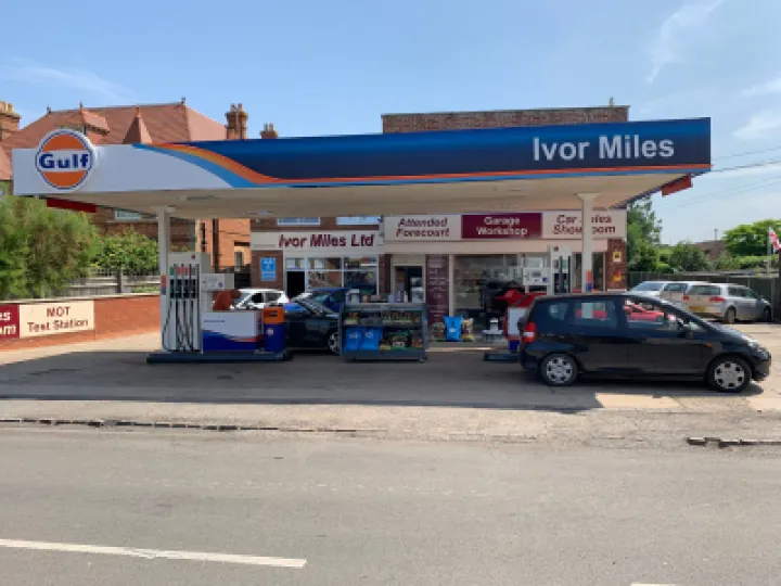 Ivor Miles forecourt_2021