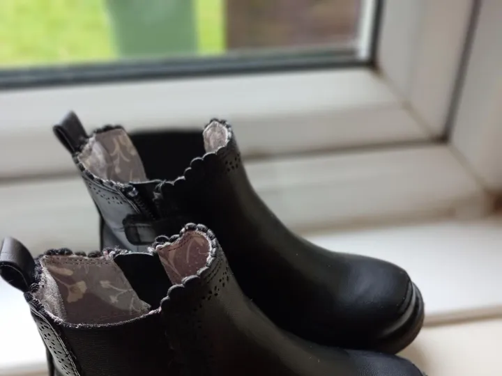 Items free to a good home! &ndash; Toddlers black boots n/r