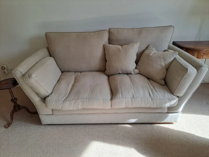 Items free to a good home! &ndash; 2 seater sofa n/r