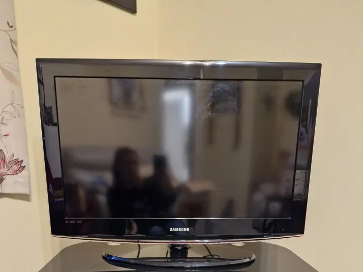 Items for sale &ndash; Samsung 32 inch TV and stand 30
