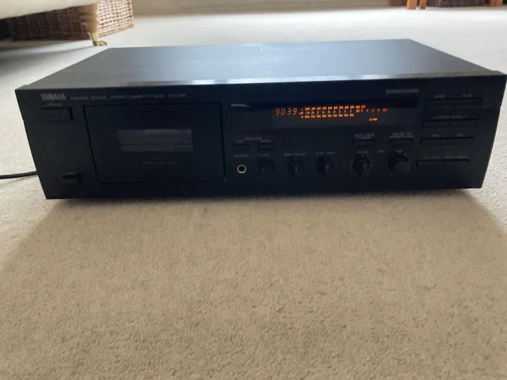 Items for sale
– Vintage hifi – Yamaha kx380 tape deck 50